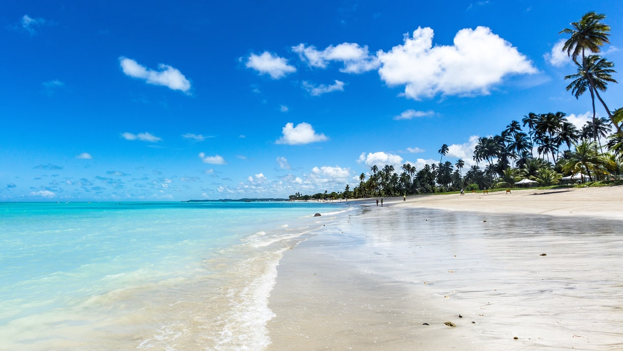 Praia vista de forma desfocada, representando a visão sem correção adequada